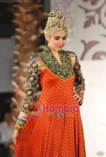 Model walks the ramp for Vikram Phadnis at Aamby Valley India Bridal Week day 4 on 1st Nov 2010 (13).JPG